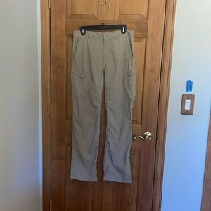 THE NORTH FACE lightweight breathable tan cargo pants with snap closure Mens